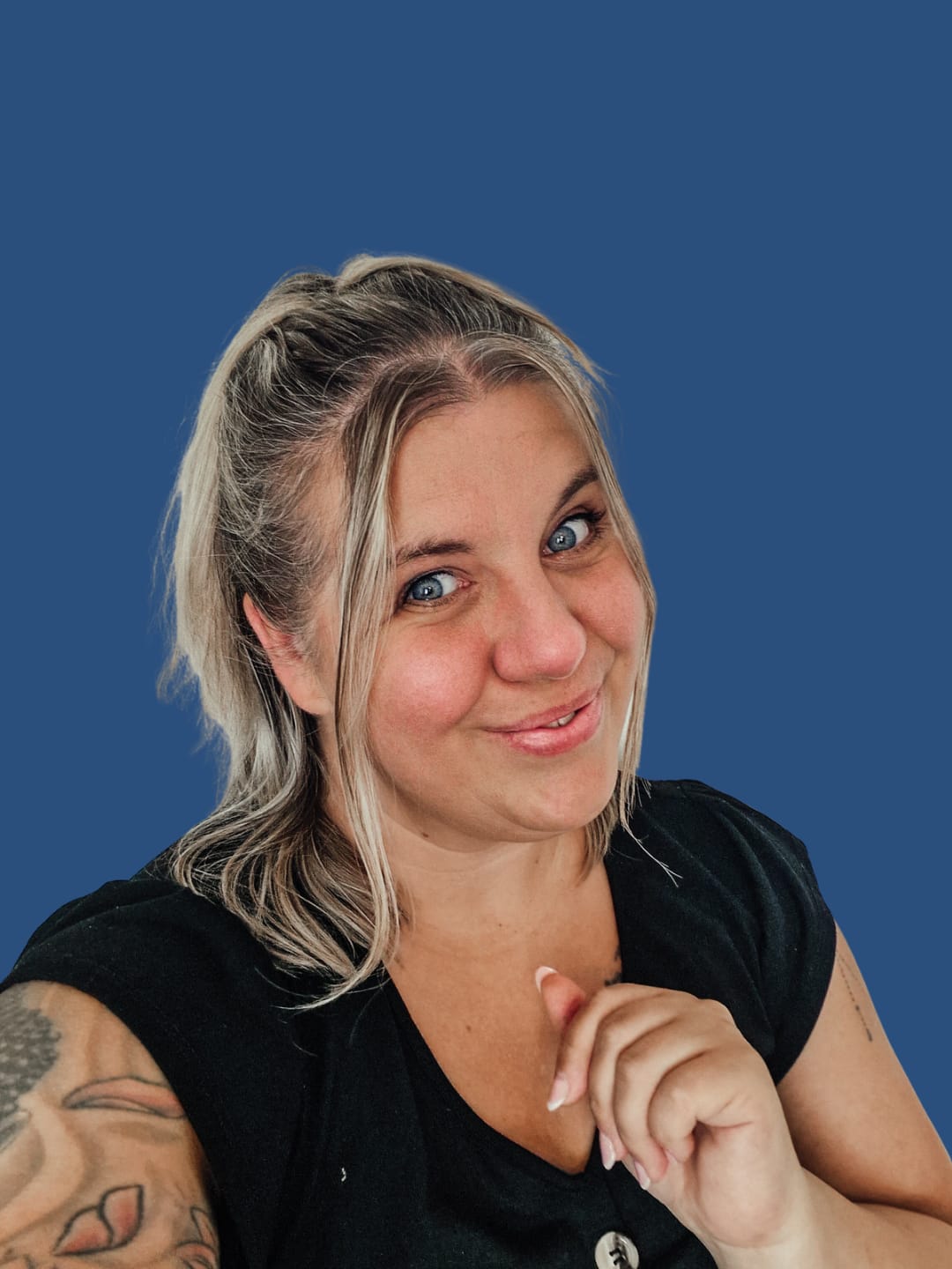 Jessica Kaluza lächelt vor blauem Hintergrund